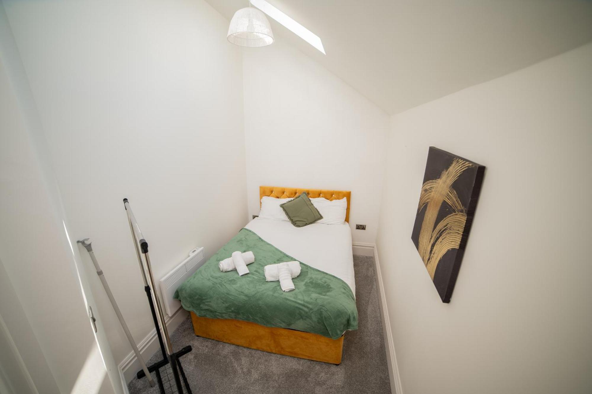 Apartment Bv Luxury 3 Bedroom Townhouse At Bed Cliff Oaks Leeds (West Yorkshire)