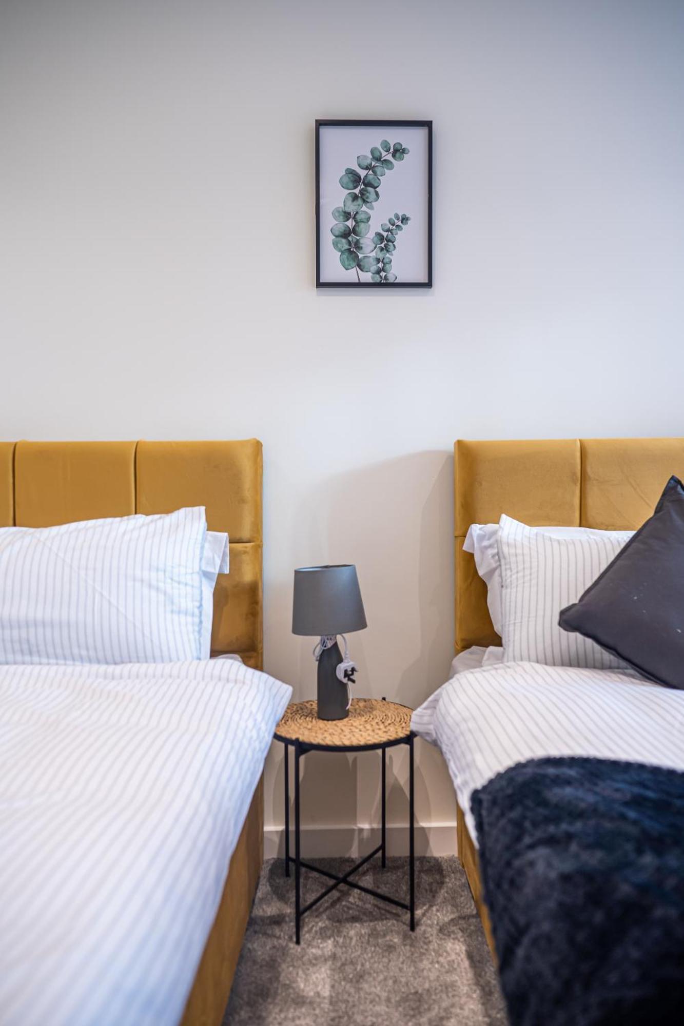 Bv Luxury 3 Bedroom Townhouse At Bed Cliff Oaks * Leeds (West Yorkshire)