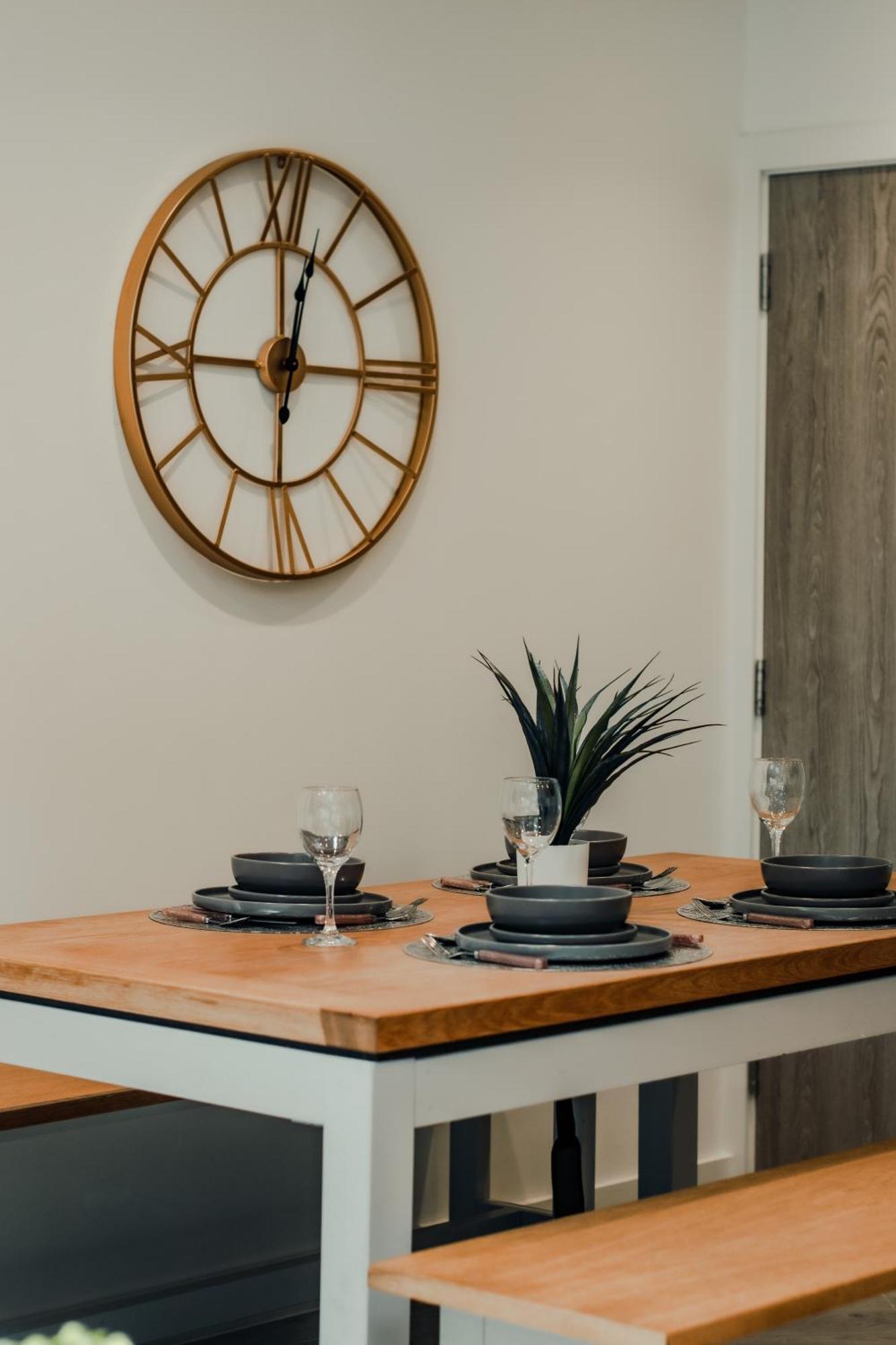 Апартаменты Bv Luxury 3 Bedroom Townhouse At Bed Cliff Oaks Лидс