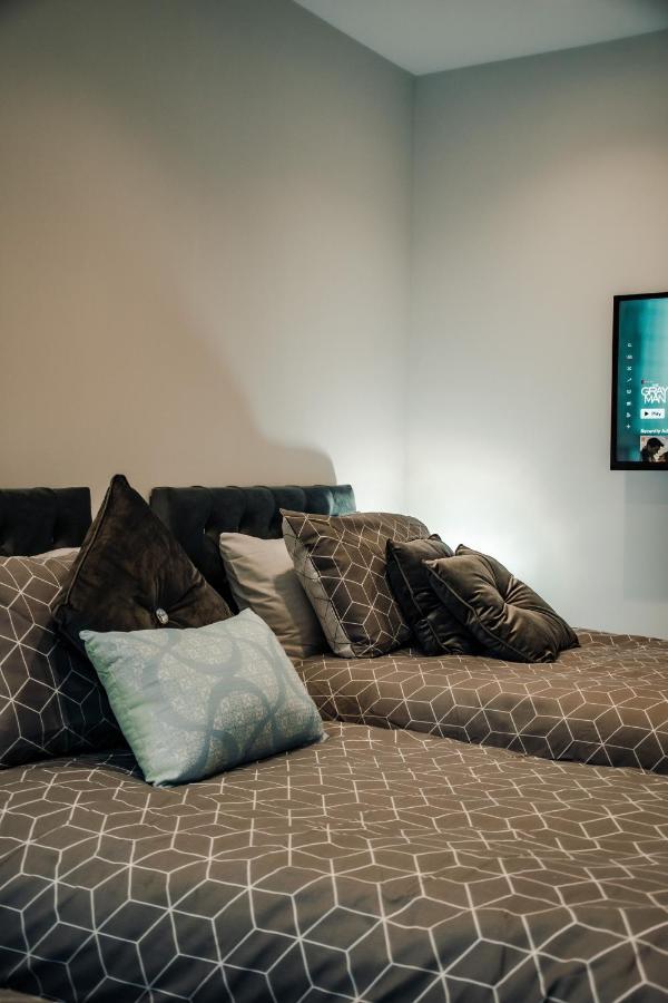 Апартаменты Bv Luxury 3 Bedroom Townhouse At Bed Cliff Oaks Лидс