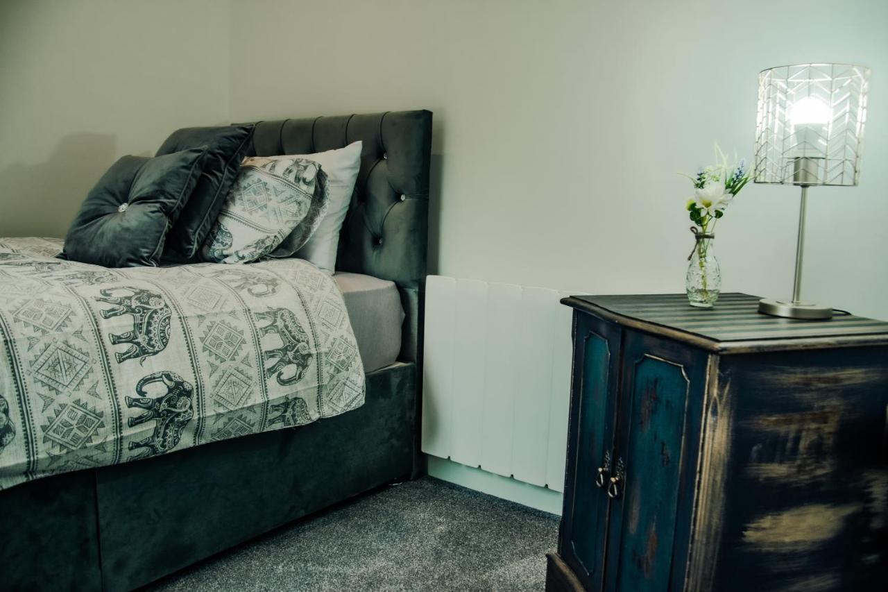 Апартаменты Bv Luxury 3 Bedroom Townhouse At Bed Cliff Oaks Лидс