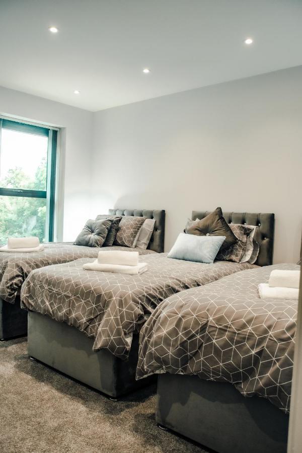 Апартаменты Bv Luxury 3 Bedroom Townhouse At Bed Cliff Oaks Лидс